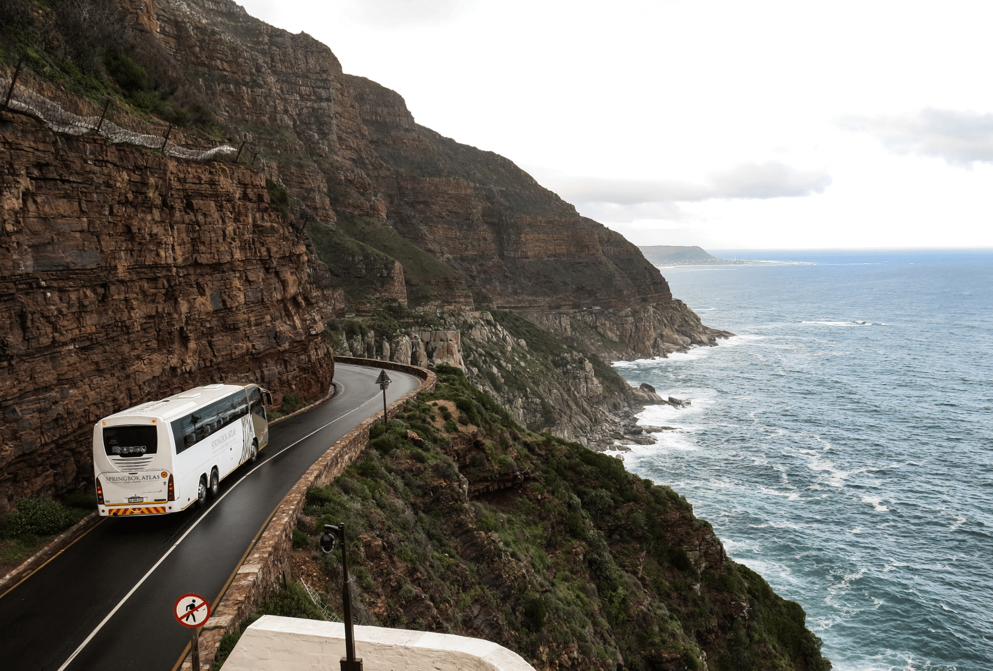 bus sur une route de mer