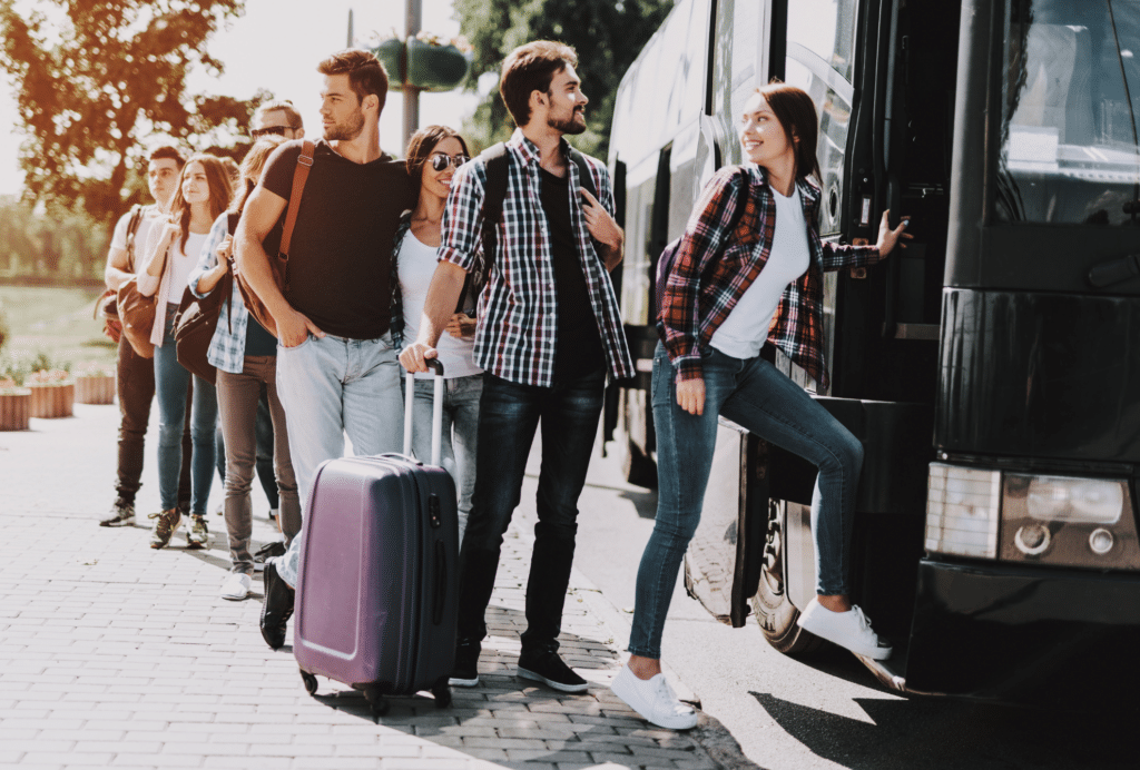 depar-en-bus-groupe-de-jeunes