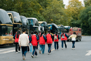 parking avec bus et groupe